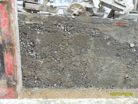 Недостаточное уплотнение бетонной смеси (раковины)