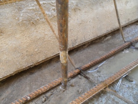 Отсутствует защитный слой бетона. Не подготовлено основание